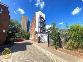 Aylward queen street apartments S14 near city centre and Gunwharf Quays - Image 4