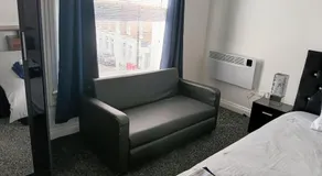 Cozy Studio in Oldbury with Extra Beds - Image 5