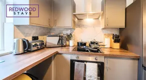 Spacious 3-Bedroom Serviced House, Free On-Street Parking, Free WiFi By Redwood Stays - Image 5