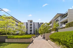 Elegant 2-bed With Pool, Alfresco Dining & Balcony - Image 5