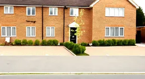 Stylish 2-Bed 2-Bath Apartment, Parking, Woking - Image 5