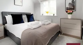 Wokingham - 2 Bedrooms Parking - Image 2