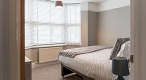 Comfortable 5-Bedroom House in Cheltenham - Image 5
