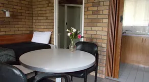 Park House Motor Inn - Image 2