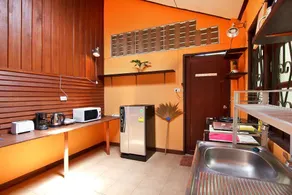 Lovely & Cozy Hideaway Beach House - Image 3