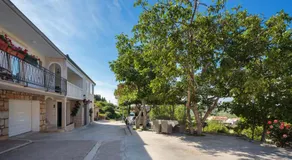 Villa with private pool terrace and garden - Image 5
