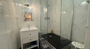 Logement paisible dans une jolie cour intérieure - Image 5