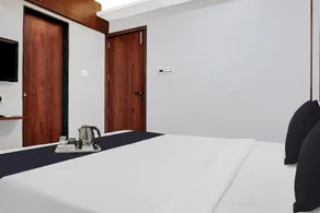 Super Townhouse OAK Hotel Rajmudra - Image 2