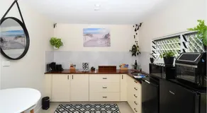 GetAwayStay - 3BR - Aircon - WiFi - Smart TV - Image 3