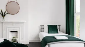4bed Home - Free Parking, Wifi - Long Stays Welcome By Hinkley Homes Short Lets & Serviced Accommodation - Image 4