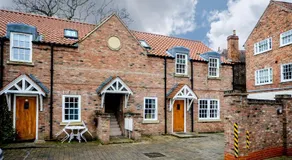 Private George Hudson Court Apartments close to city walls - Image 4