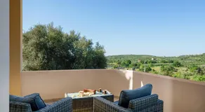 Villa avec jardin, terrasse et piscine privée | Vue piscine - Image 4