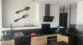 Grand T2 tout équipé centre, spacieux et lumineux, 1 chambre, 1 à 4 pers, possible 5 pers avec lit d'appoint et draps supplément de 20 euros, clim, wifi, balcons, parking gratuit sur place, option parking privé disponible en été 5 euros par jour - Image 5
