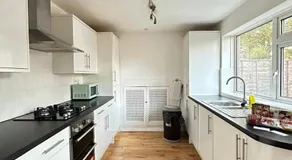 Luxe Entire 3 Bed Home - LHR 15 mins - London City 35 mins - Image 2