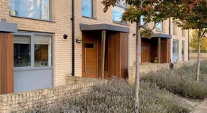 Homely, Cosy & Contemporary 4 BDR house with Garden & Parking 5 mins drive to Addenbrookes & Papworth hospitals & Bio Medical campus - Image 3