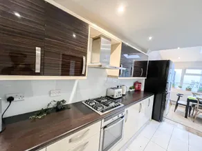 Upscale & Sleek  4BR with Garden in Brondesbury - Image 5
