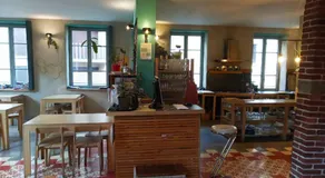 La Maison Rouge - Backpacker Hostel - Image 3