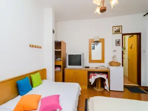 Apartments Rasica Molunat - Triple Room Sea View - Image 5