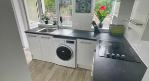 4B4B Entire House Sleeps 11 Driveway Parking near Coventry University and City Centre - Image 4