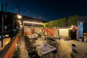 Tripli Hotels White Manor - Image 2