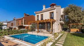 Luxurious Villa with Pool and Great Garden - Image 4