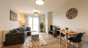 Spacious 2 Bedroom Apartment in Crawley - Image 2