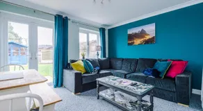 Relaxing 3 Bedroom Chester Home with garden - Image 2