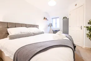 Spacious 2 Bedroom Balcony Flat with Parking and Fast WiFi - Image 2