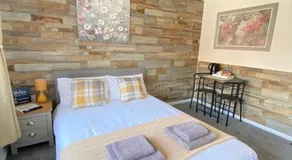 Gatwick Deluxe En-suite Rooms - Image 2