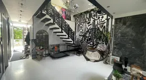 Unique and Artsy Holiday Shared Home - Image 4