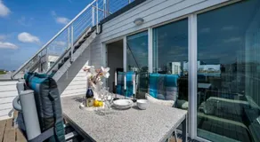 Schwimmendes Ferienhaus Antares One by Seeblick Ferien ORO, rundum Wasser, Sauna - Image 2