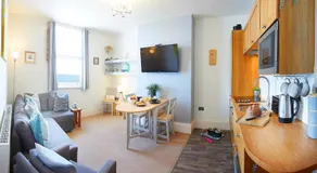 Apartment 17, The Moorings - Stunning sea views - Image 2