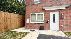 Charming 1 Bedroom with Private Bath - Image 5