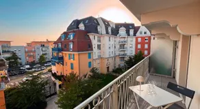 Elegant Apartment with Private Parking, close to Paris - Image 4