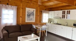 Agradable Mini Casa de madera con jardín amplio - Image 3