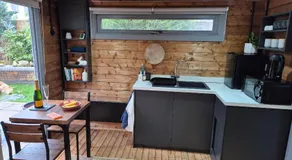 Clarence Cabin, King Bed & Free Parking - Image 4
