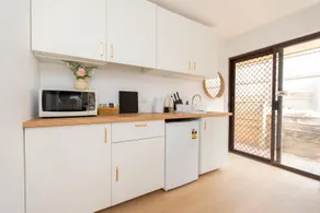 Cozy Studio Suite in House - Private Kitchen Bath - Image 3