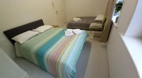 Chez Jean-Claude Chambre 4 personnes Un lit et un divan lit - Image 1