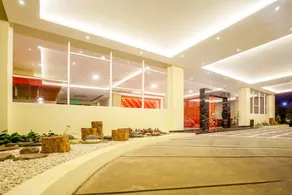 Front One Hotel Purwodadi - Image 4