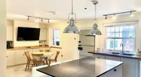 The Farmhouse - Sleeps 12 with Private Grounds - Image 2