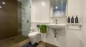 Prime and Stylish Stay in Kingston Foreshore - Image 2