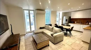 Piscine Jacuzzi Privée Chauffée, Terrasse et Garage à Nice - Image 3
