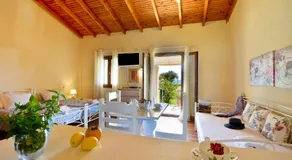 Renata Rooms & Studios - Beachfront, Large Garden & Free Parking - Image 5
