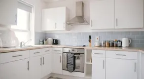 Barry Island Beachfront Apartment - Stunning Bay Views and Private Parking - Image 3