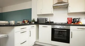 Homington House By N And N Stays, Perfect for Contractors and Workers, Private off road Parking for 2 vehicles, Fast Wifi - Image 4
