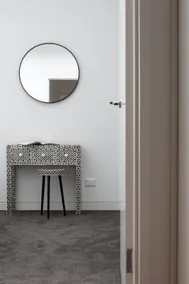 Stylish 2-Bed Apartment with BBQ Patio Near Beach - Image 5