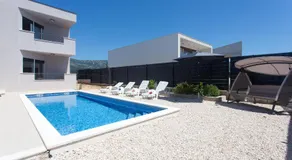 Modern apartment with swimming pool - Image 4