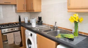 Yellow Haven spacious quiet free parking sleeps 7 - Image 5