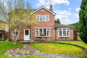 Charming 5BR Home with Garden & Parking - Image 4