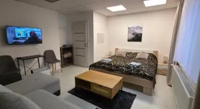 Apártmany v centre - vlastná izba so spoločnou kuchyňou a kúpeľnou môže byť zdieľaná 2 inými izbami - Image 2